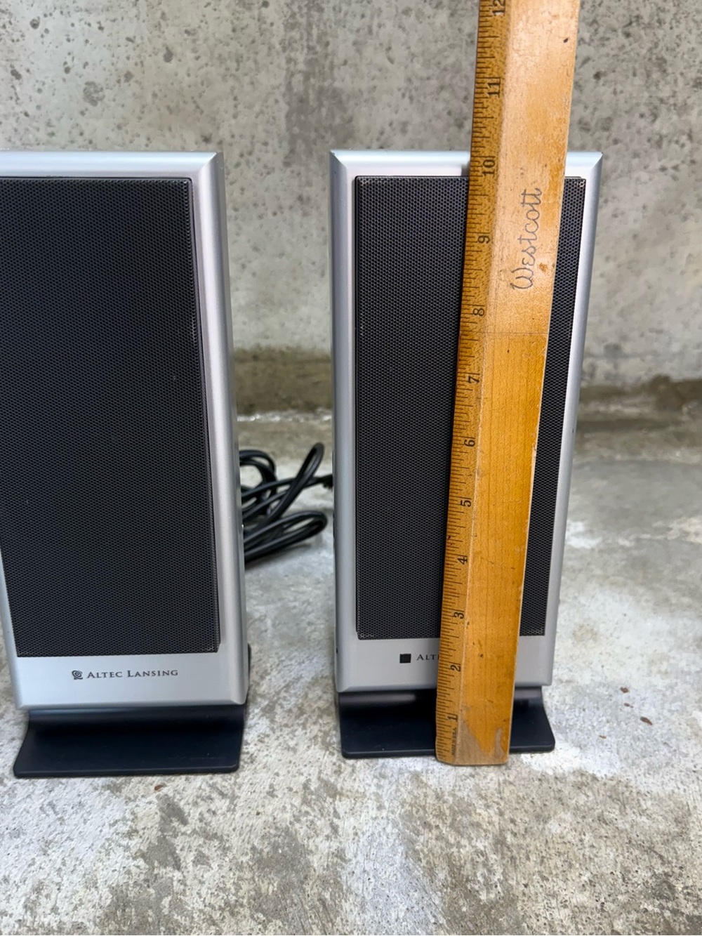 Altec Lansing VS2120 Powered Stereo Computer Speakers - Picture 7 of 9